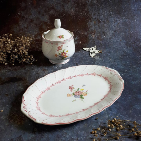 Đĩa oval và hũ men bóng trang trí hoa viền chấm bi của Nikko. Hũ có khe cắm muỗng. Lòng đĩa hơi trầy.