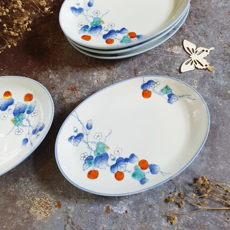 Đĩa oval bóng trang trí cành quả. Đáy có triện.