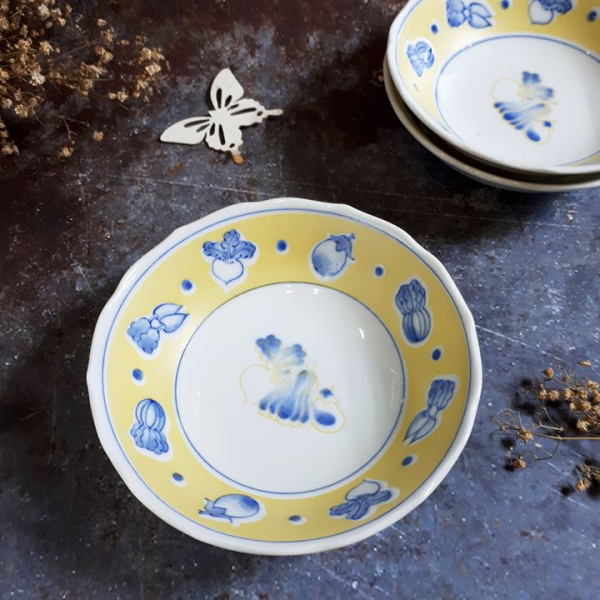 Đĩa sâu lòng men bóng trang trí rau củ. Họa tiết lòng đĩa chạm nổi. Đáy có triện.