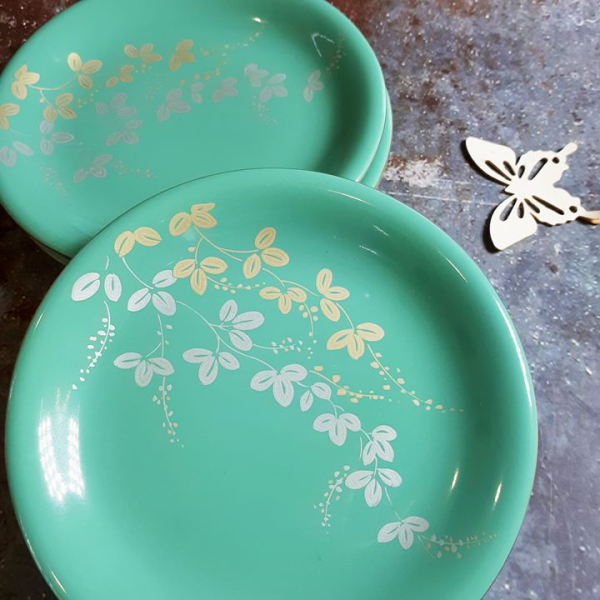 Đĩa men bóng họa tiết hoa lá vẽ vàng và bạc, viền vàng. Đáy có triện.