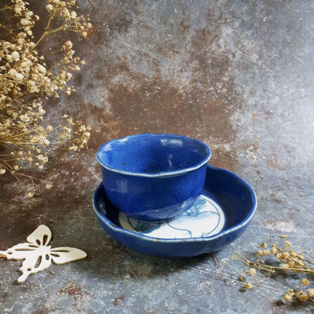 Chén đựng đồ chấm và đĩa men mịn, lòng vẽ củ cải.