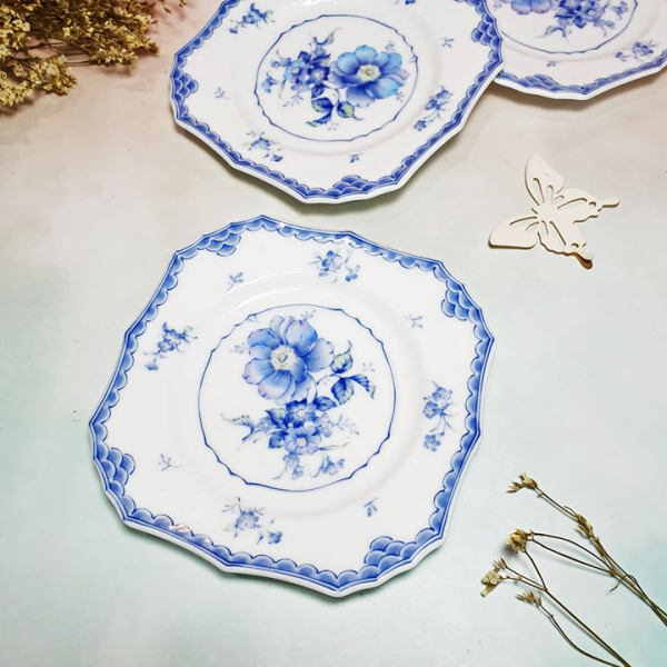 Đĩa vát cạnh men bóng trang trí hoa lá.