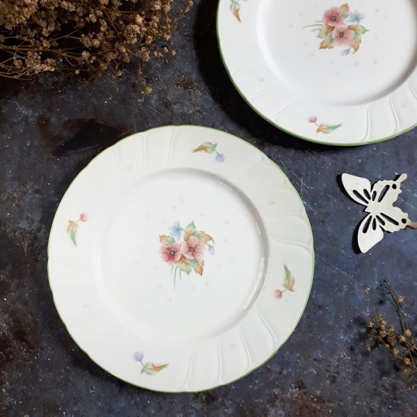 Đĩa men bóng vành chạm nổi trang trí hoa lá của Noritake.
