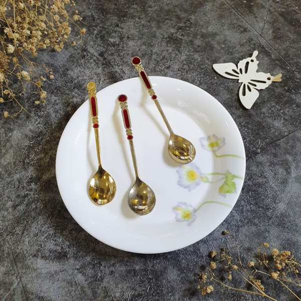 Muỗng inox mạ vàng cán đính màu. Lòng muỗng oxy hóa nhẹ.