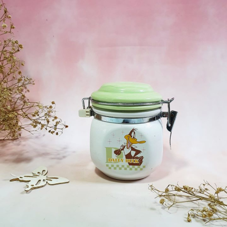 Hũ gài men bóng hình chú vịt Daffy. Đáy có hiệu đề. Dùng đựng bánh mứt, gia vị...