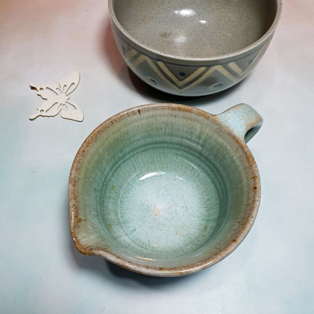 Tô men mịn họa tiết chạm nổi và ca rót men chảy. Đáy có triện. Lòng ca rót có vài vết rạn theo thời gian.