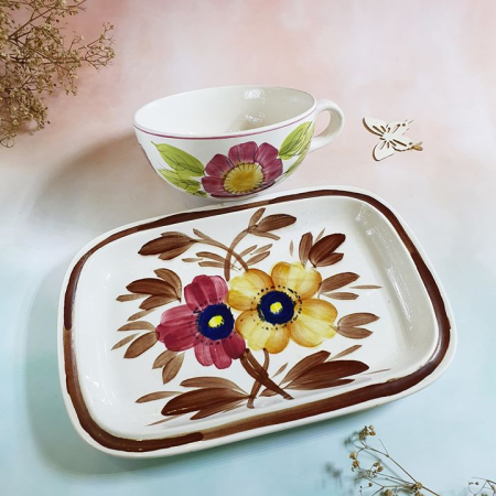 Cốc men bóng và đĩa men rạn trang trí hoa lá vẽ tay. Đáy có hiệu đề. Vành đĩa có vết nứt nhỏ 8mm, sử dụng bình thường.