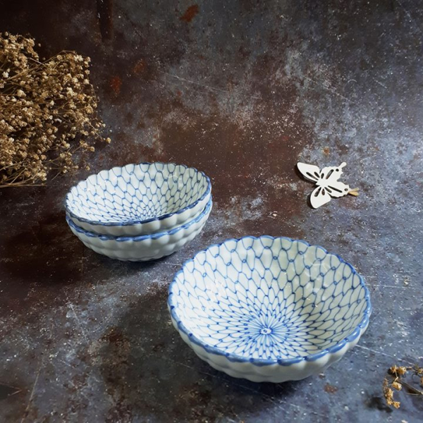 Chén cơm men bóng trang trí sọc chạm nổi. Đáy có bút ký.