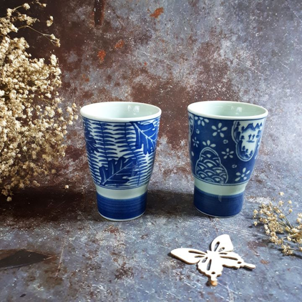 Cốc men bóng họa tiết lam cổ của hãng Arita.