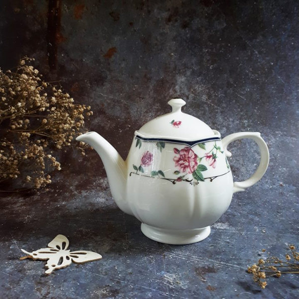 Ấm trà men bóng trang trí hoa hồng của Valentino. Bên trong có lưới lọc trà.
