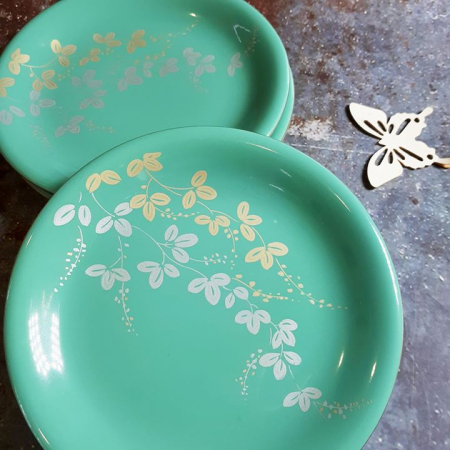 Đĩa men bóng họa tiết hoa lá vẽ vàng và bạc, viền vàng. Đáy có triện.